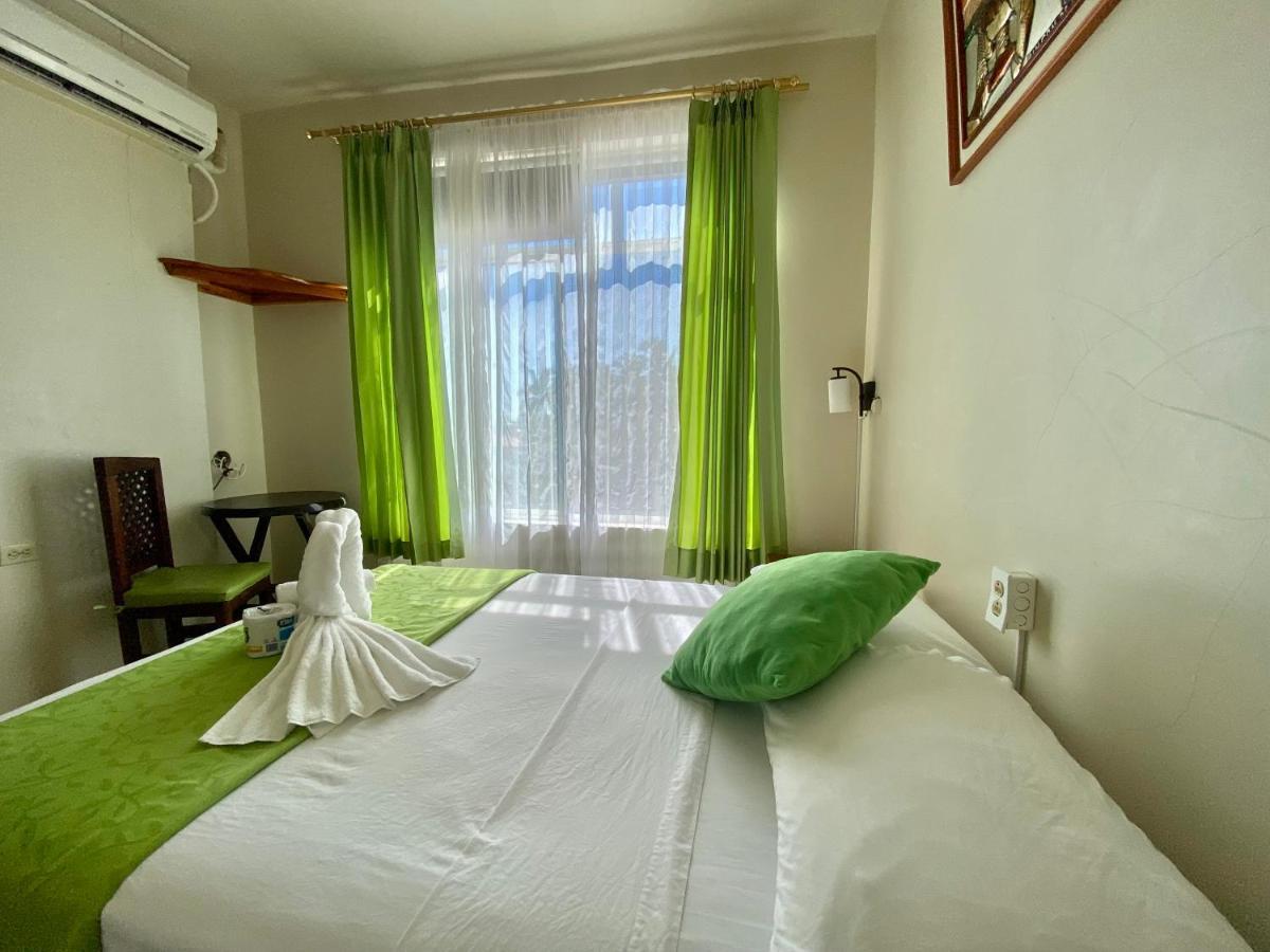El Rincon De George Hotel Пуерто Виламил Екстериор снимка